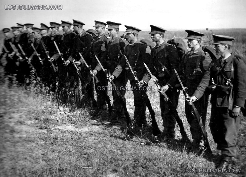 Румънски войници, строени в очакване на предаването на Южна Добруджа под командването на българските власти, граничен пункт при село Крумово, 20 септември 1940 г.