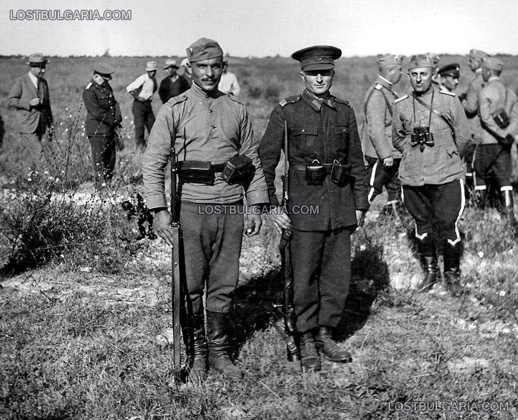 Последна снимка за спомен на български и румънски граничари на бившата граница при село Крумово, Южна Добруджа отново е в пределите на България, 20 септември 1940 г.