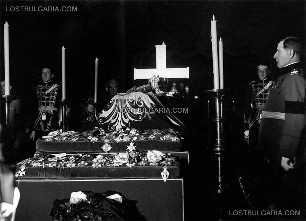 Погребението на югославския крал Александър I Караджорджевич, убит от Владо Черноземски в Марсилия в атентат, организиран от ВМРО - почетната стража и ковчега с тленните останки на краля с отличията му, изложен за поклонение в църквата "Св. Георги", Белград октомври 1934 г.
