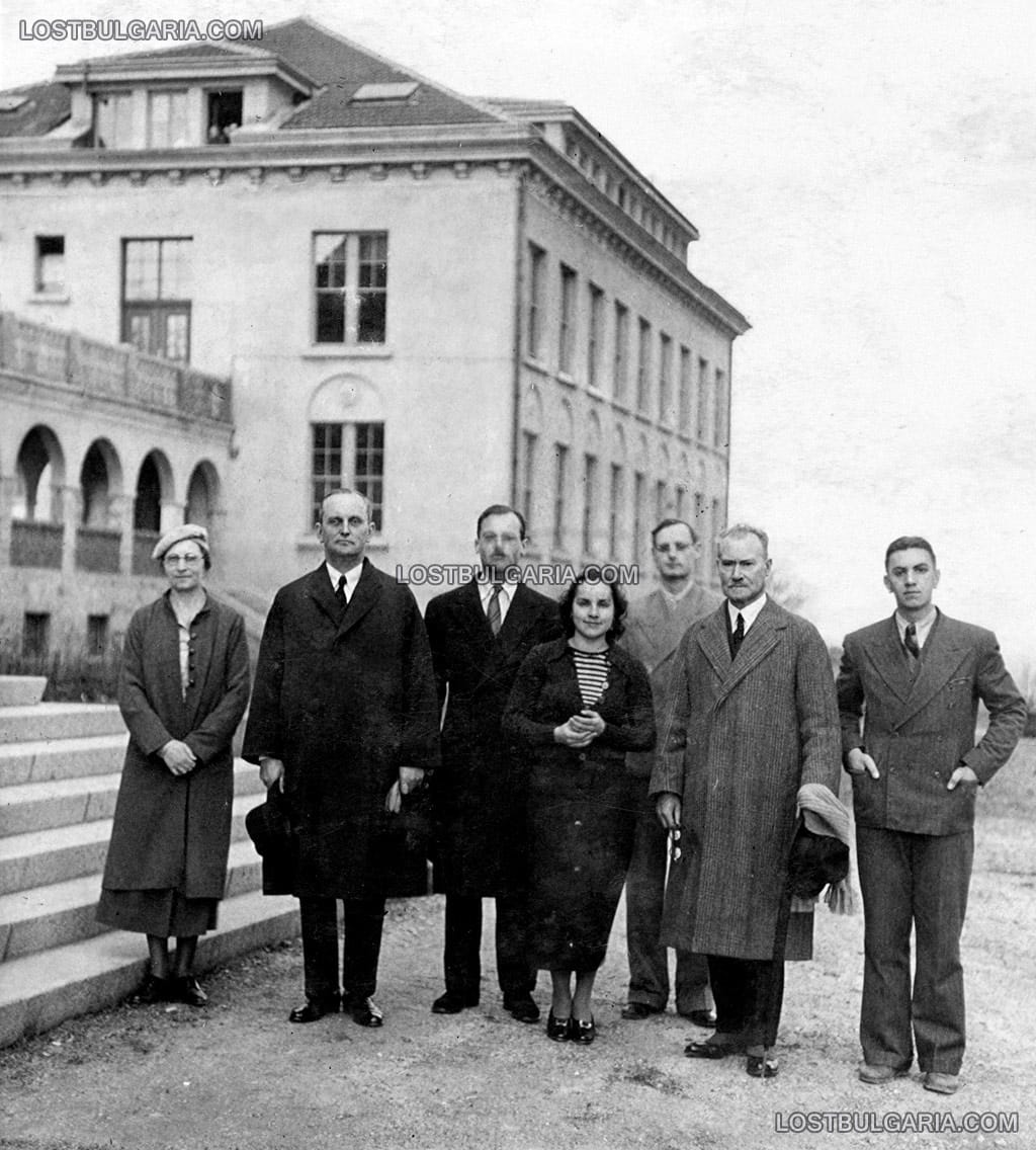 Преподаватели от Американския колеж в София (American College of Sofia) пред сградата на колежа, втори от дясно е директорът Флойд Блек (Floyd Henson Black), 1937 г.