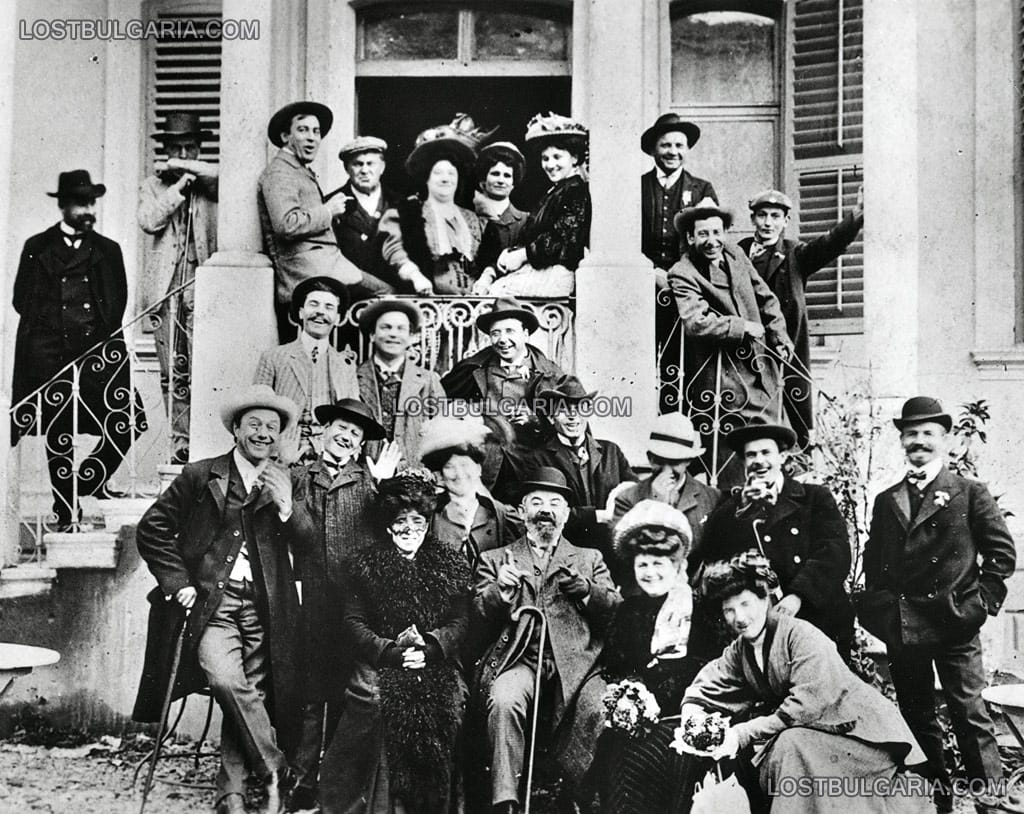 Артистите от трупата на Народния театър и директорът Пенчо Славейков на турне в Македония, седналият на парапета е Сава Огнянов, Битоля 1908 г.