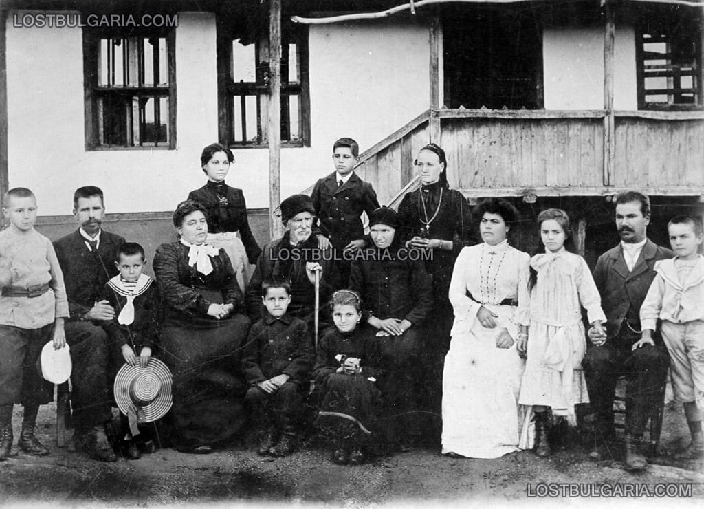 Писателят и лидер на Радикалдемократическата партия Тодор Влайков (предпоследен в дясно) със семейството си в Пирдоп, 1900 г.
