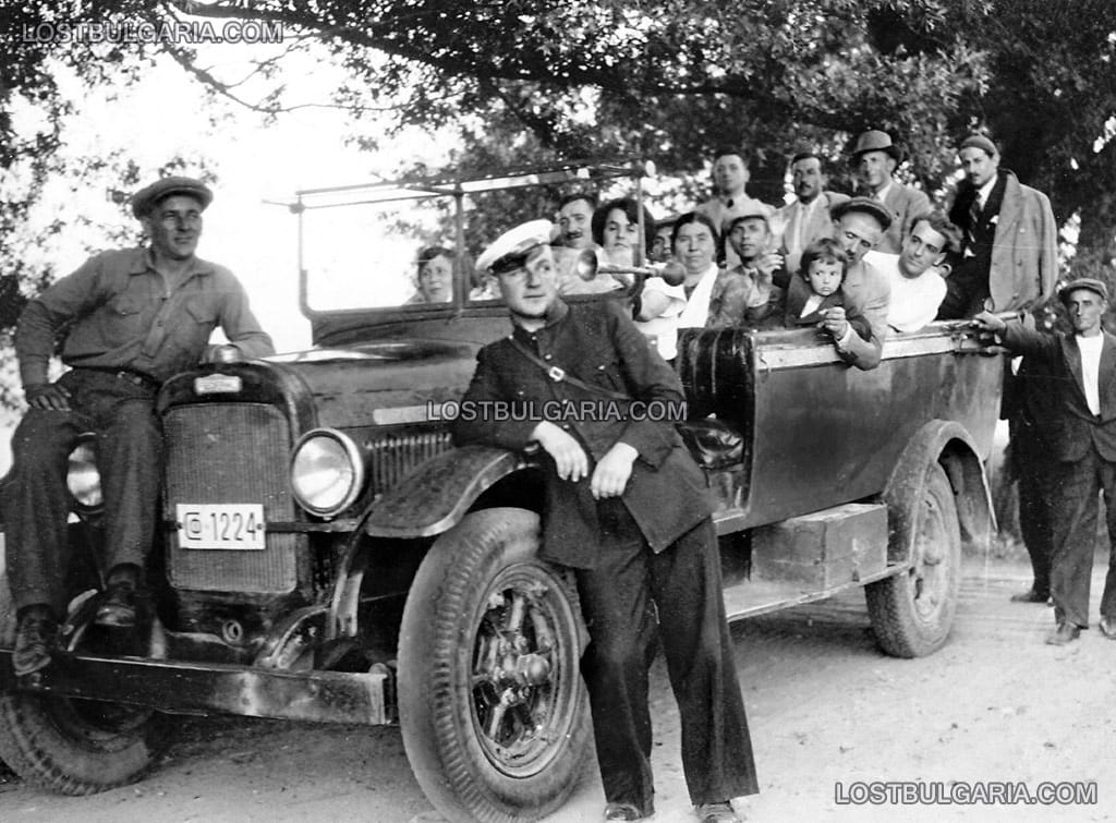 Снимка за спомен на група туристи от София пред автомобил за екскурзии в близост до село Стрезимировци, Трънско, 1935 г.