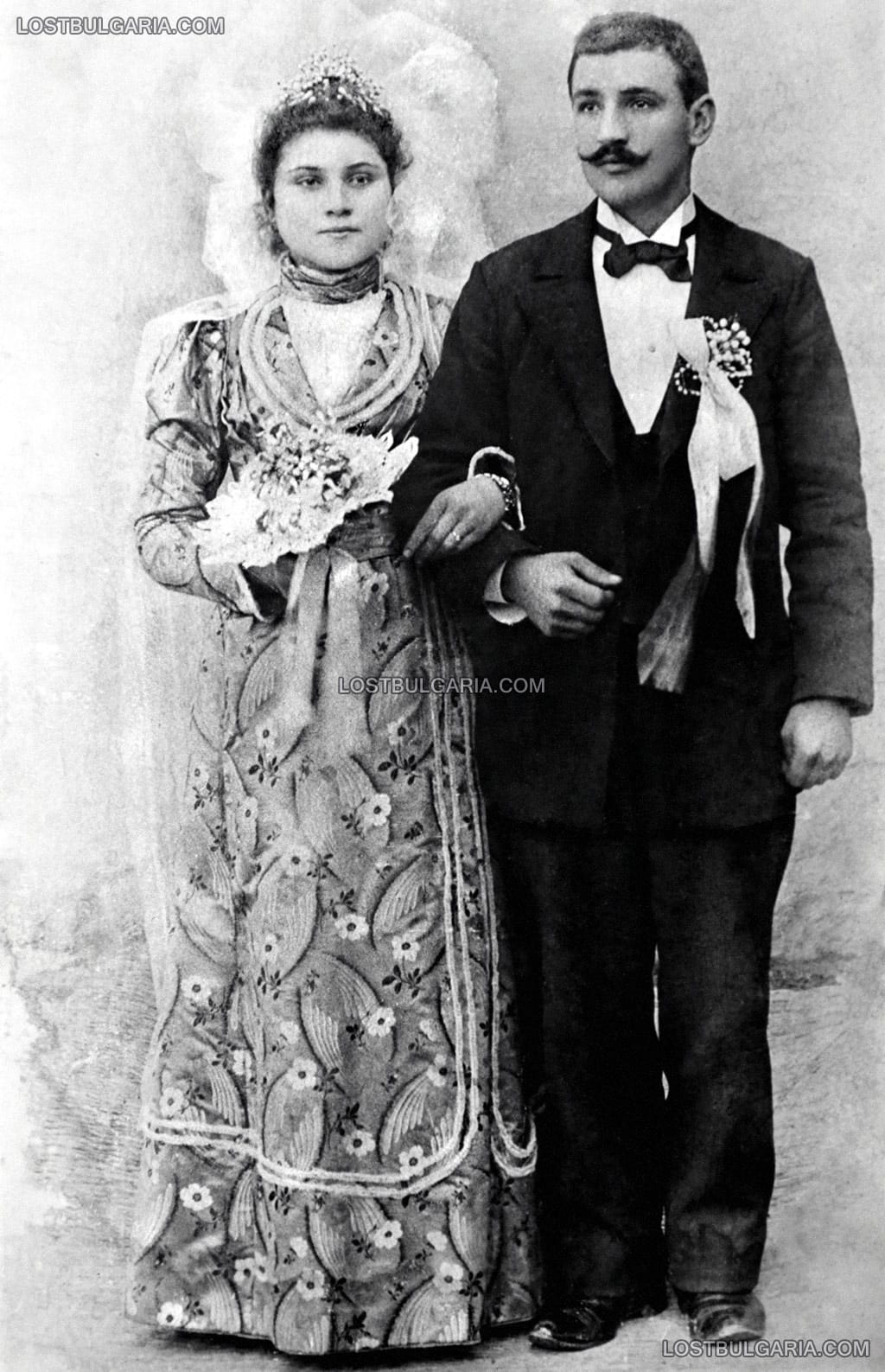 Сватбена фотография на младоженци от Търново, около 1890 г.
