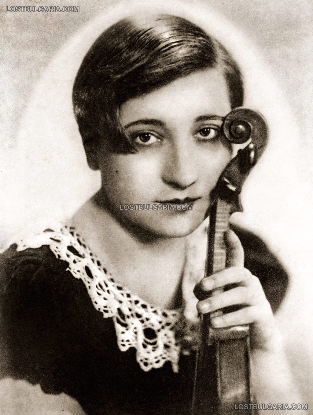 Портрет на световноизвестната цигуларка Недялка Симеонова (1901-1959) по повод предстоящия и концерт в София, 1933 г.