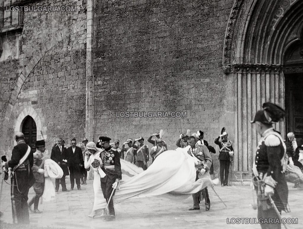 Н.В.Царица Йоанна и Н.В.Цар Борис III излизат от главния вход на базиликата "Свети Франциск" след като токущо са се венчали, Асизи, Италия, 25 октомври 1930 г.