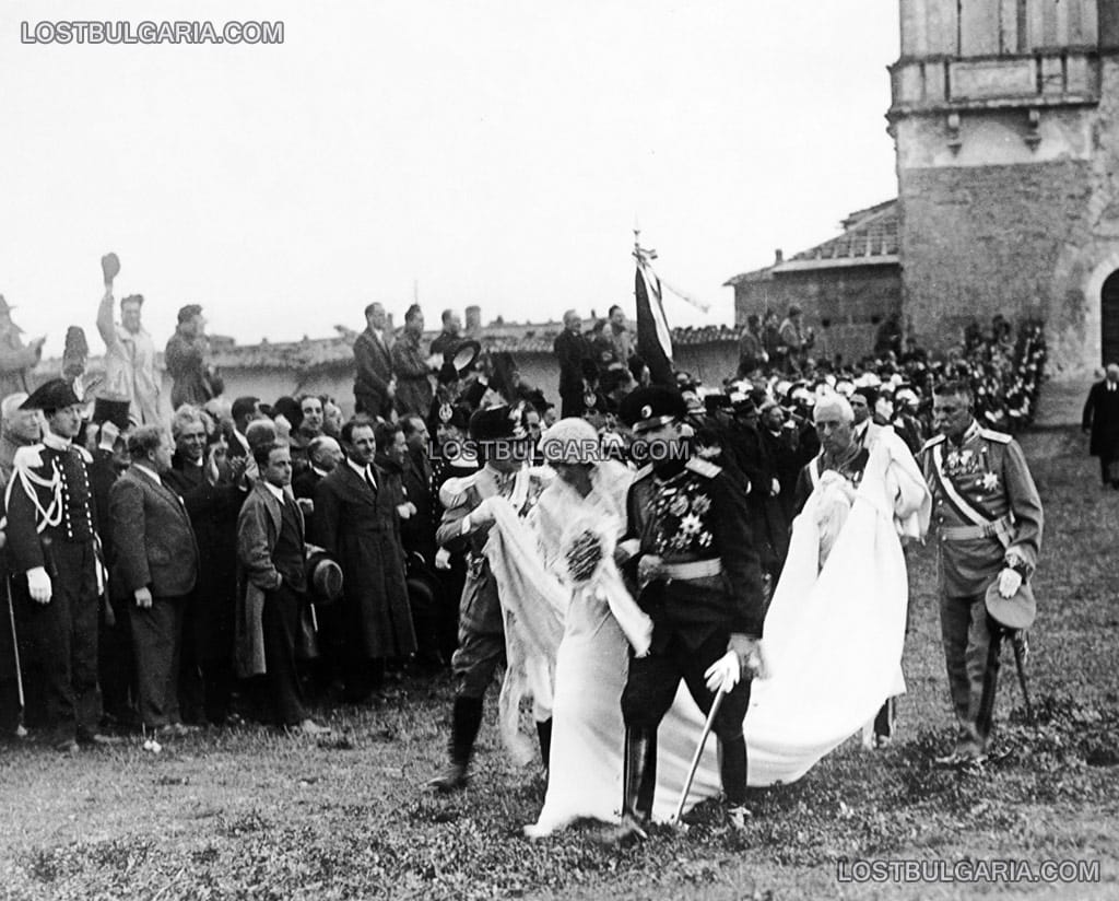 Н.В.Царица Йоанна и Н.В.Цар Борис III след венчавката излизат от базиликата "Свети Франциск", Асизи, Италия, 25 октомври 1930 г.