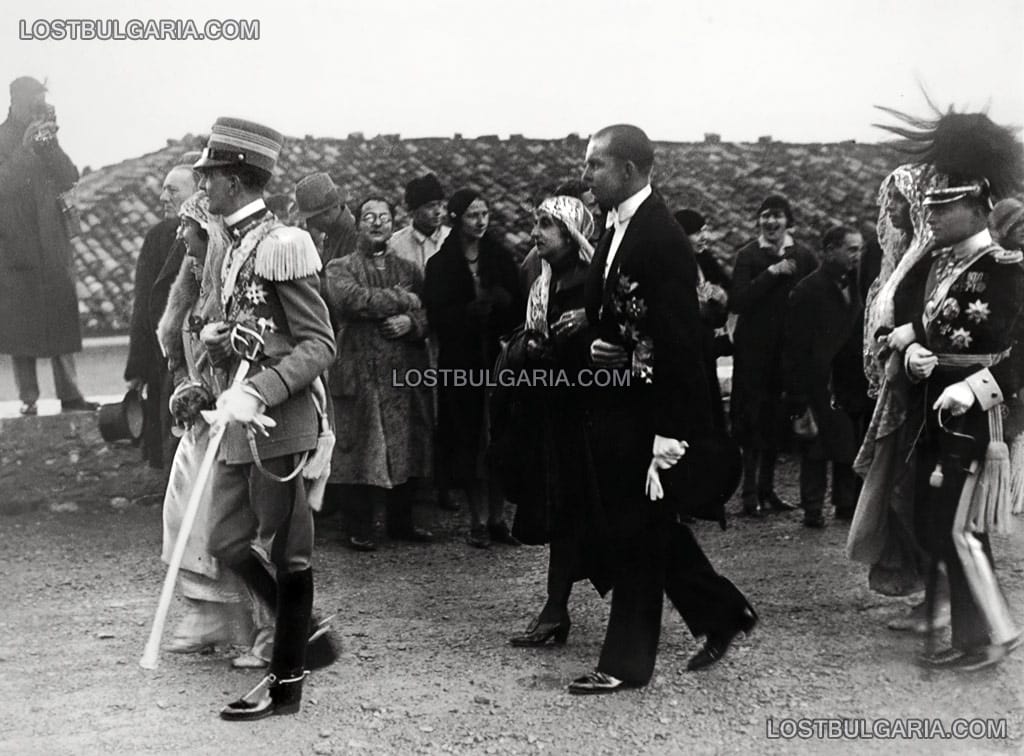 Шествието с гостите на сватбата на Н.В.Царица Йоанна и Н.В.Цар Борис III, от ляво надясно: Принцът на Пиемонт Умберто и Княгиня Евдокия, Принц Павел от Гърция и Княгиня Анна Батенберг, Херцог Албрехт Вюртембергски и Принцеса Мафалда Хесенска, Асизи, Италия, 25 октомври 1930 г.