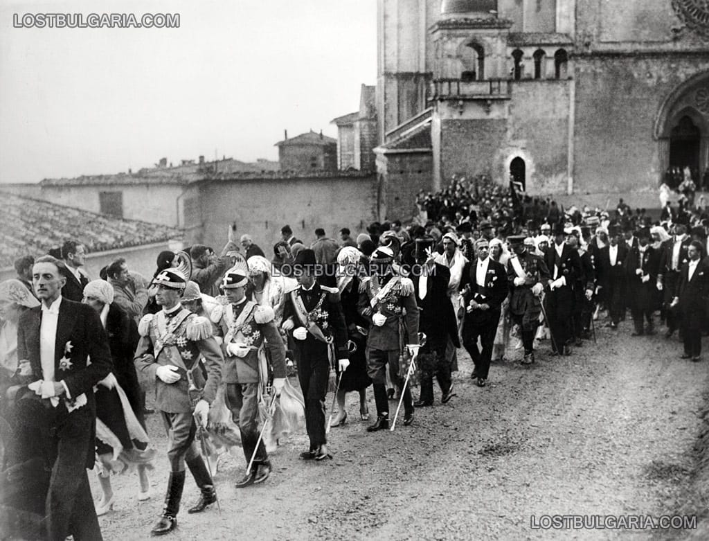 Шествието със знатните гости на сватбата на Н.В.Царица Йоанна и Н.В.Цар Борис III, излизащи от базиликата "Свети Франциск" след сключването на бракосъчетанието, Асизи, Италия, 25 октомври 1930 г.