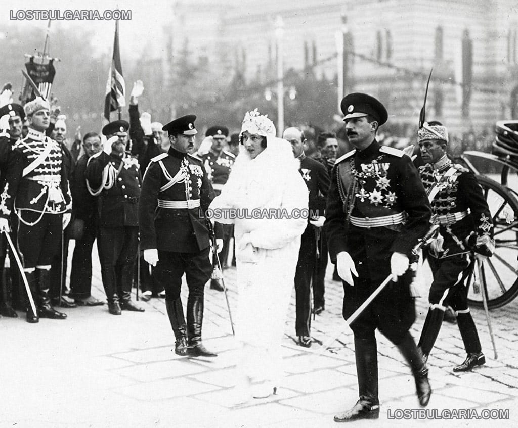 Н.В.Цар Борис III и Н.В.Царица Йоанна пред входа на катедралния храм "Александър Невски" на път за сватбената церемония, в ляво полковник Първан Драганов, София, 31 октомври 1930 г.