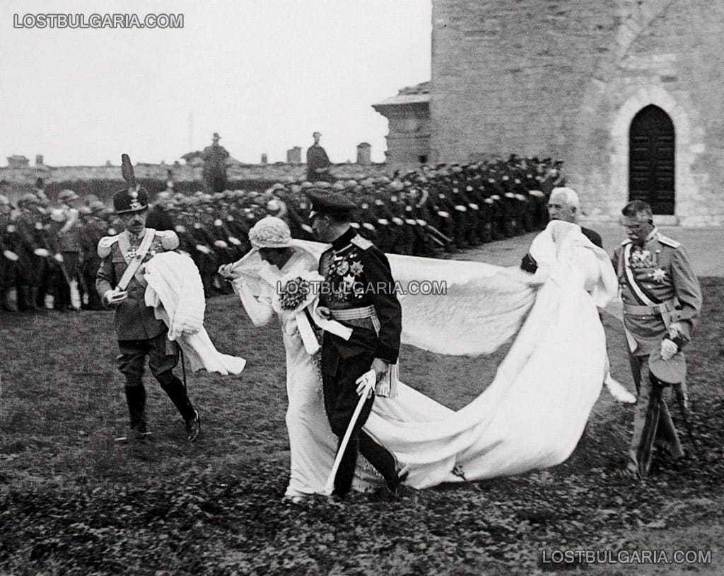 Младоженците Н.В.Царица Йоанна и Н.В.Цар Борис III след венчавката излизат от базиликата "Свети Франциск", Асизи, Италия, 25 октомври 1930 г.