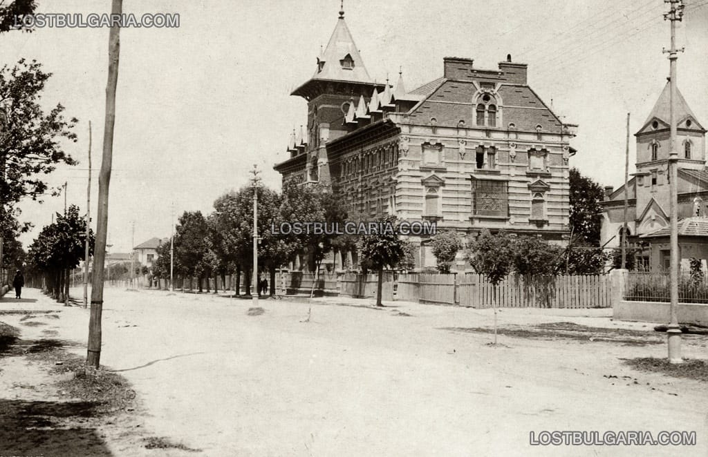 Германският протестантски пансион, впоследствие френски католически колеж "Св. Жозеф", строен 1900/01 г. по плана на виенско училище (по-късно Музикална гимназия), ул. "Борисова", Русе, 1926 г.