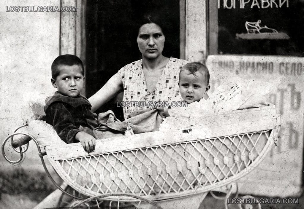 Майка с две деца в детска количка, пред обущарска работилница, София, 20-те години на ХХ век