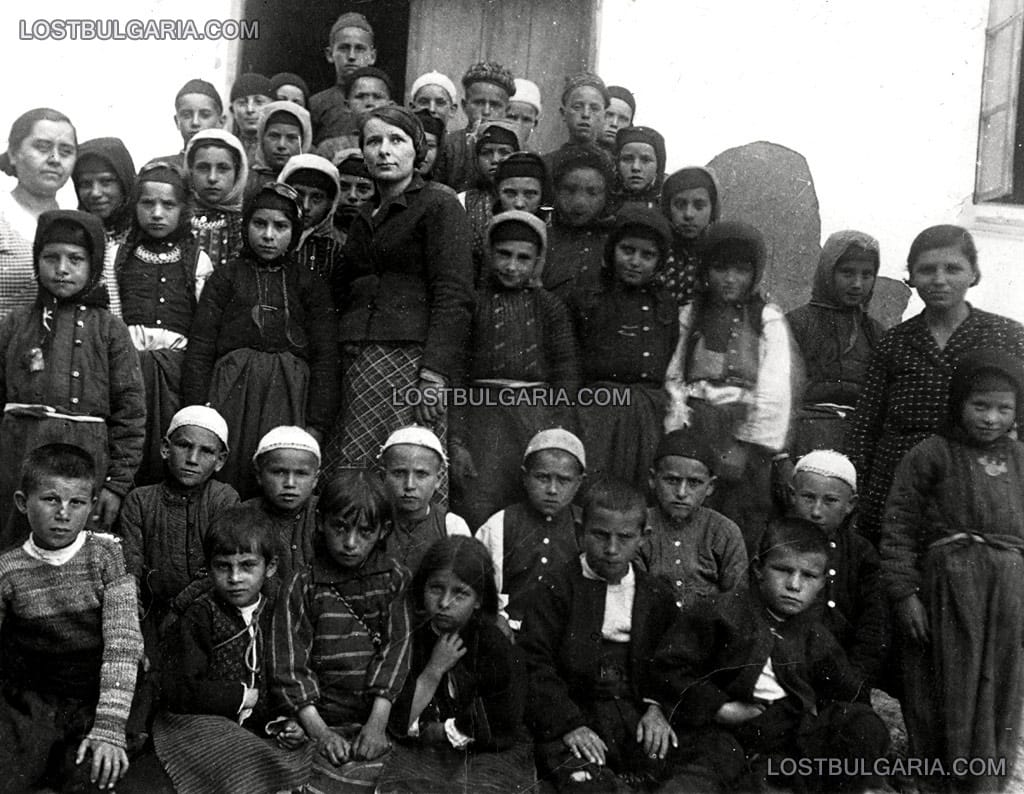 Надписана: "Снимката правена на 23 май 1936 г. пред училището всред възпитаниците си в село Къпинец"