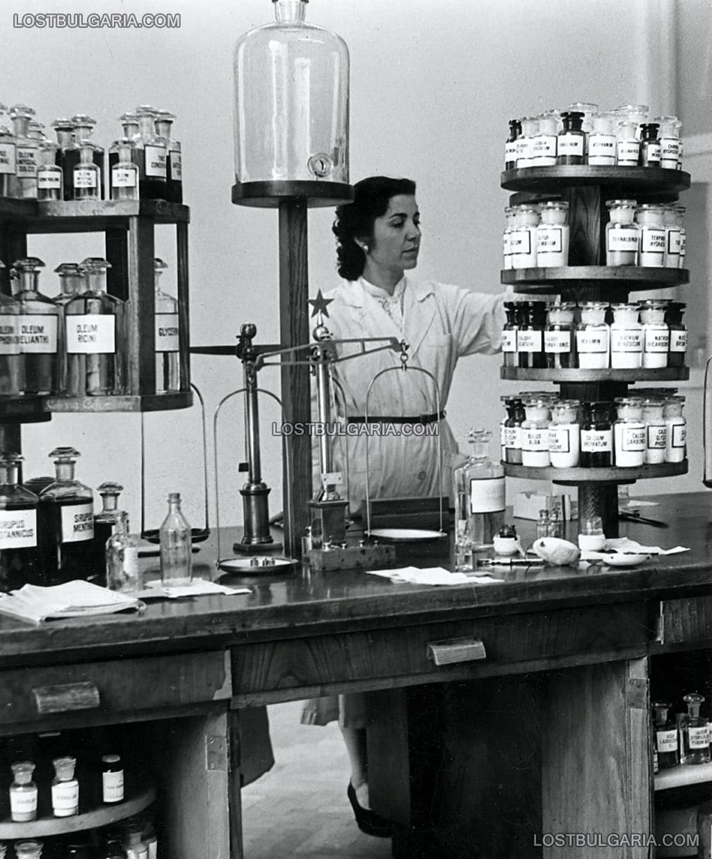 Лаборантка в аптека, началото на 60-те години на ХХ век