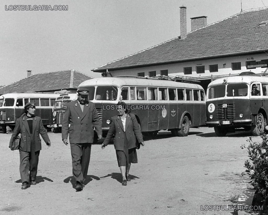 Служители по транспорта пред сервизна работилница на УАТ (управление автотранспорт), Стара Загора, 60-те години на ХХ век
