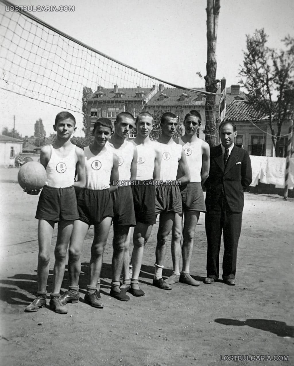 София, ученически волейболен отбор със своя треньор в двора на Трета мъжка гимназия, 30-те години на ХХ век