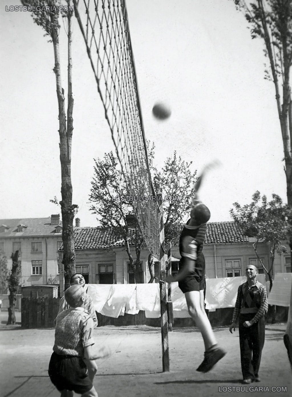 Деца играят волейбол в двора на Трета софийска мъжка гимназия (днес 18 СОУ "Уилям Гладстон"), 30-те години на ХХ век