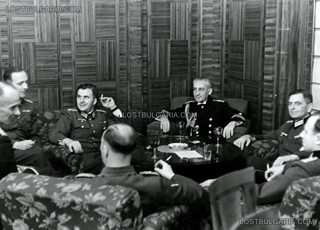 Белград, контраадмирал Сава Н.Иванов на прием у германския дипломатически пълномощник за Югоизточна Европа пълномощен министър Херман Нойбахер (Hermann Neubacher), в ляво от адмирала е ръководителят на радио Белград поручик Карл-Хайнц Райнтген (Karl-Heinz Reintgen), в дясно от Сава Иванов е шефът на германското контраразузнаване  полковник Кохутек (Kohoutek), най-ляво в профил полковник Замердгелд, 30 октомври 1943 г.