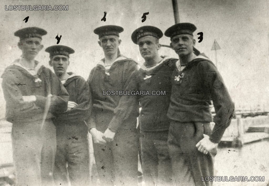 Мичман II ранг Димитър Светогорски (№5) с немски кадети по време на обучението му на учебен крайцер S.M.S. FREYA от Кайзеровия флот, Германия, около 1916 г. 