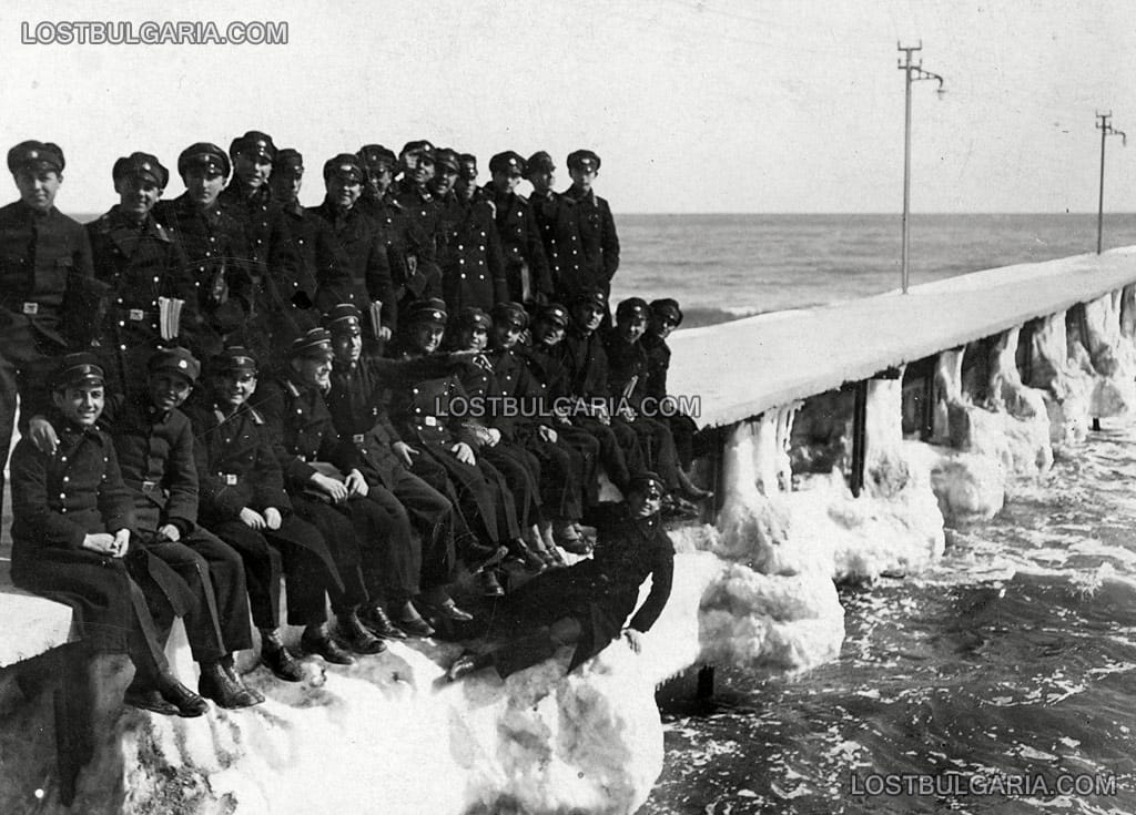 Ученическа снимка за спомен на замръзналия кей във Варна през 1929 г.