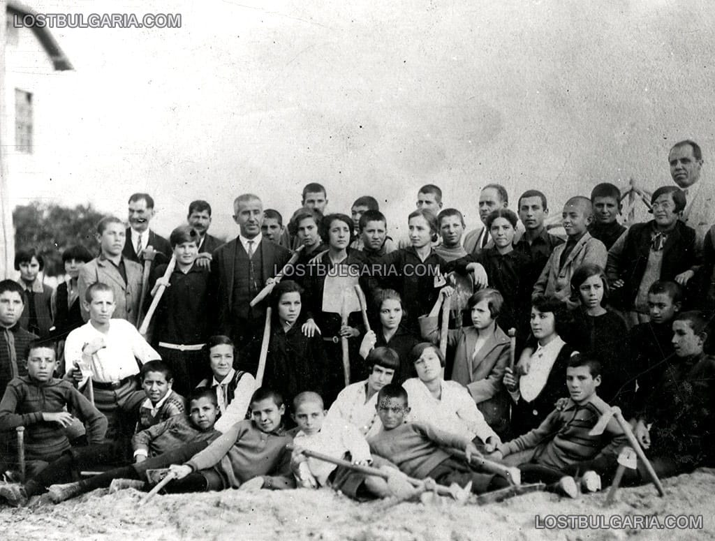 Ученици и учители със земеделски инструменти - надписана: "за спомен от трудовата седмица през 1928 г.", Варна 1928 г.