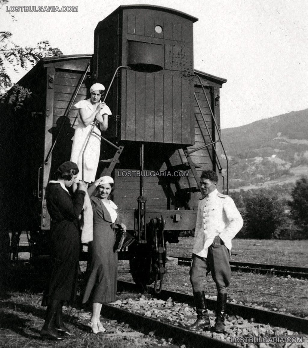 Три елегантни млади дами и офицер до вагон, 30-те години на ХХ век