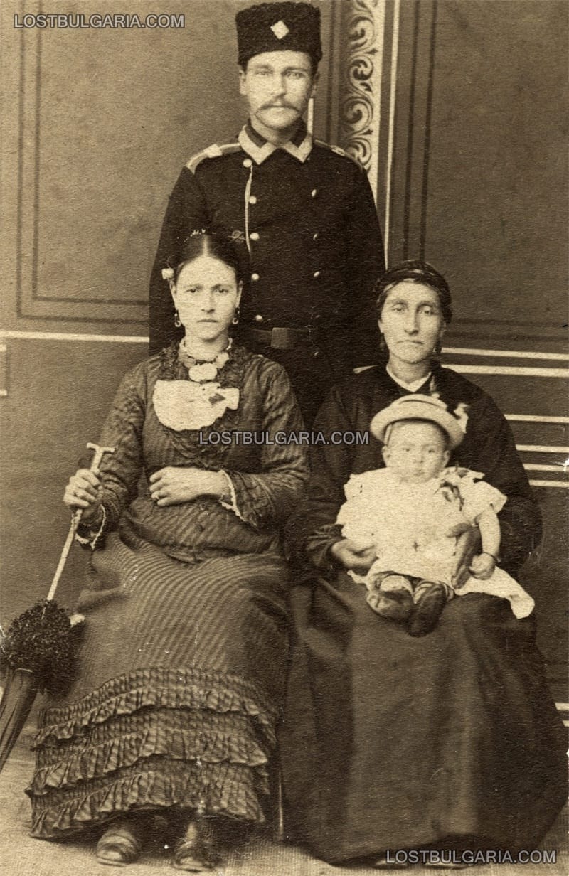 Подофицер от милицията на Източна Румелия (войската на автономната провинция) със семейството му, около 1880-1885 г.
