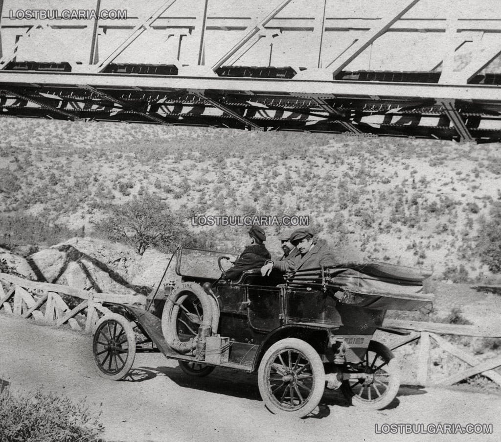 Първата обиколка на България с автомобил, предприета през 1911 г. от братята Марин и Методи Лъскови, и шофьора Димко Ангелов с Форд Т (Ford T), като реклама на марката, чийто представител е фирмата "Шпетер & Лъсков".