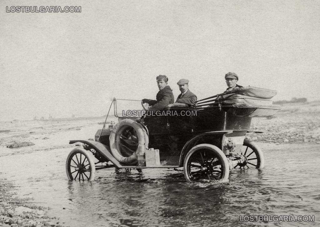 Преминаване през брод на река по време на първата обиколка на България с автомобил, предприета през 1911 г. от братята Марин и Методи Лъскови, и шофьора Димко Ангелов с Форд Т (Ford T), като реклама на марката, чийто представител е фирмата "Шпетер & Лъсков".