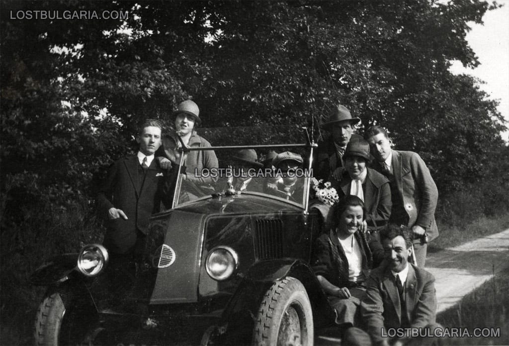 Българи на екскурзия във Франция с лек автомобил Рено, 1926 г.