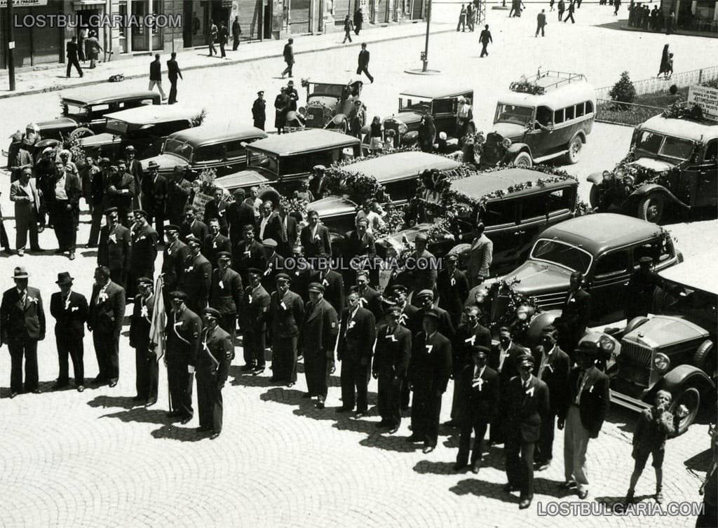Празнично събиране на членове на шофьорска организация, Пловдив, 1937 г. На един от плакатите се чете: "Историята на една страна зависи от броя на автомобилите, но не и от числото на конските й коли"