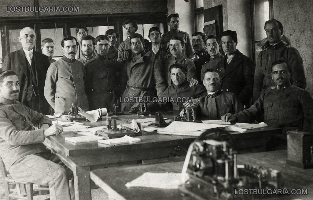 Служителите в апаратната стая на Нишката телеграфна станция, 1917 г.