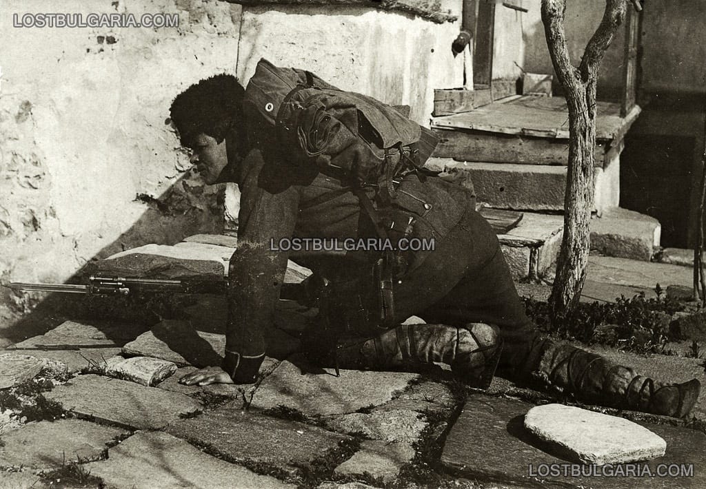 Войник в пълно бойно снаряжение от Балканската война