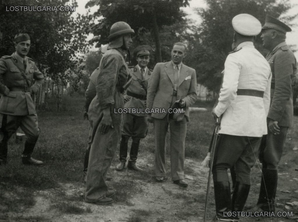 Генерал Димитър Айрянов (с цивилния костюм) на посещение в 3-ти пехотен полк бойни коли от италианската армия, Болоня, Италия, 9 септември 1937 г.