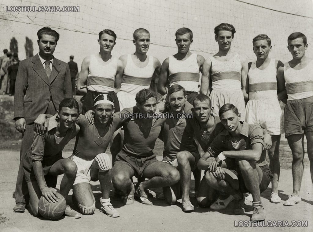 Волейболните отбори на спортните клубове "Плиска" и "ФК13", септември 1934 г.