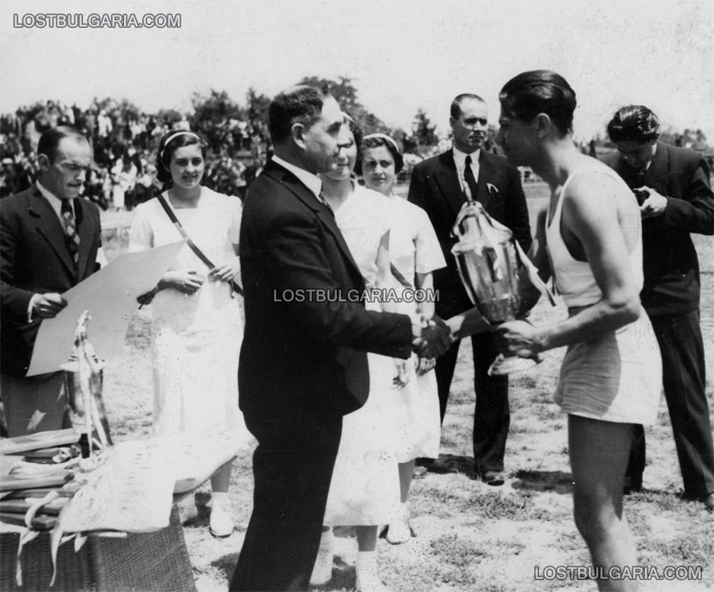 Министър Михаил Йовов награждава атлет, средата на 30-те години на ХХ век