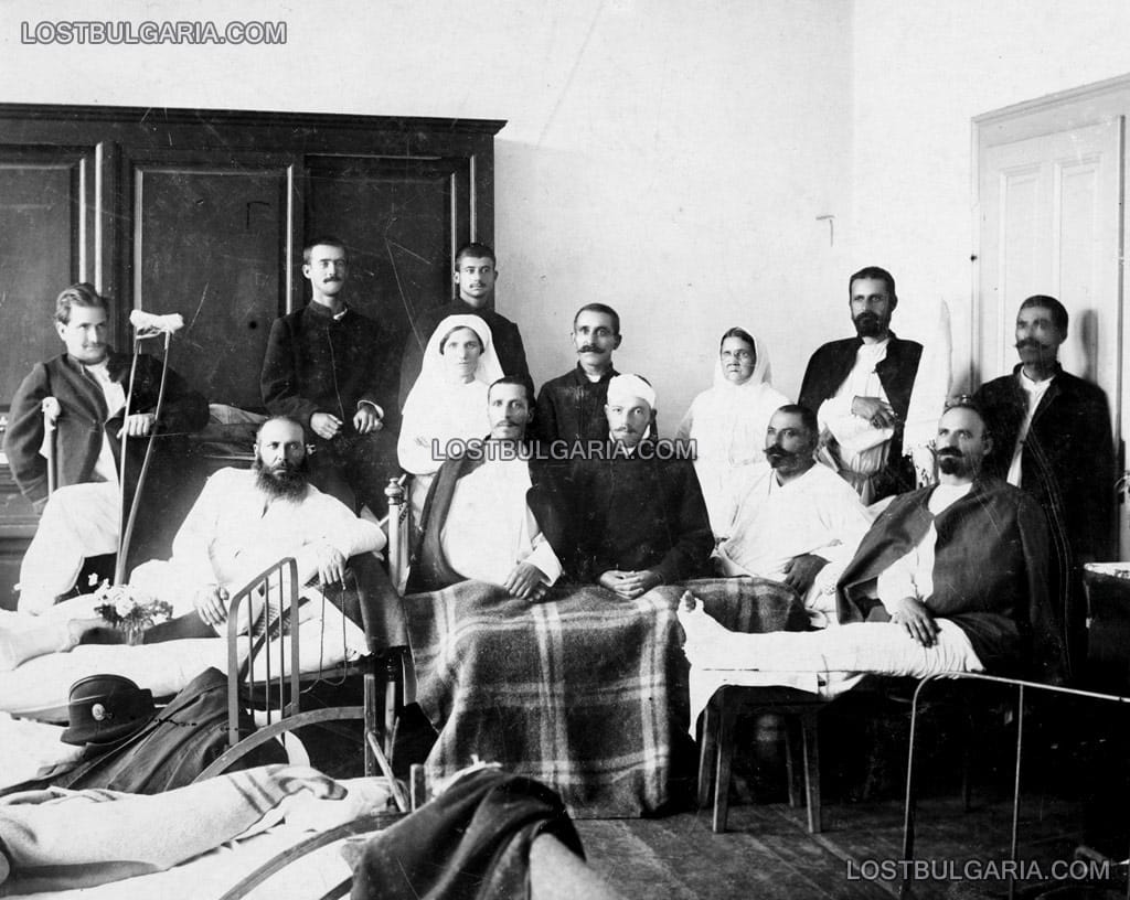 Лазаретната болница към Военното на Н.В. училище - ранени  войници и офицери, в средата Владимир Заимов, ранен в битката при Калиманци, София 1913 г.