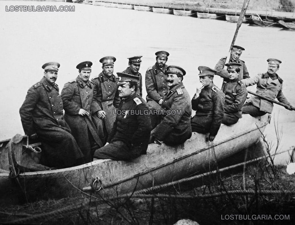 Офицери в лодка в близост до понтонен мост, крайният вдясно на задния борд е капитан Владимир Заимов, Западния фронт, 1916 г.