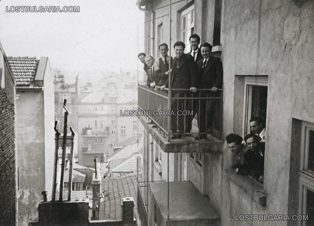 Снимка за спомен на група мъже, стоящи на балкон, надписана: "Отд. П. В. и Ком.", София 1936 г.