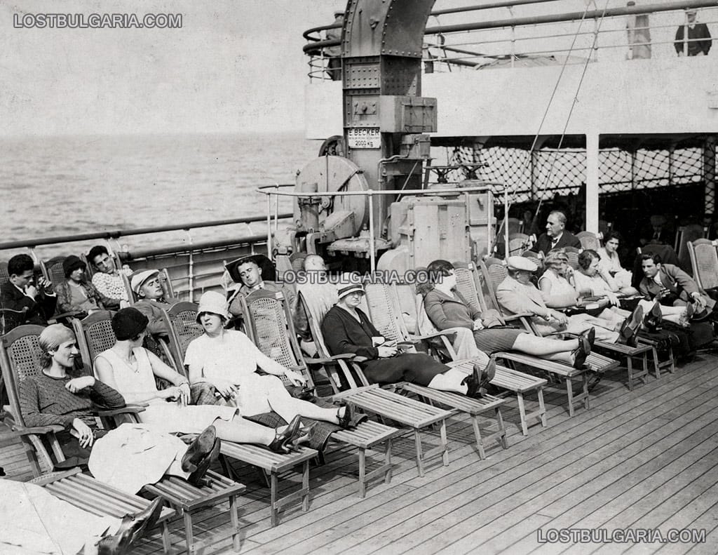 Пасажери, почиващи на палубата на германски круизен кораб, неизвестно кой и къде, 20-те години на ХХ век