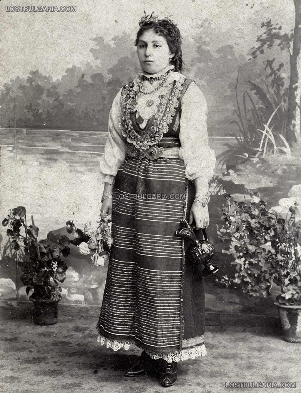 Студиен портрет на млада жена, облечена в народна носия, Самоков 1900 г.