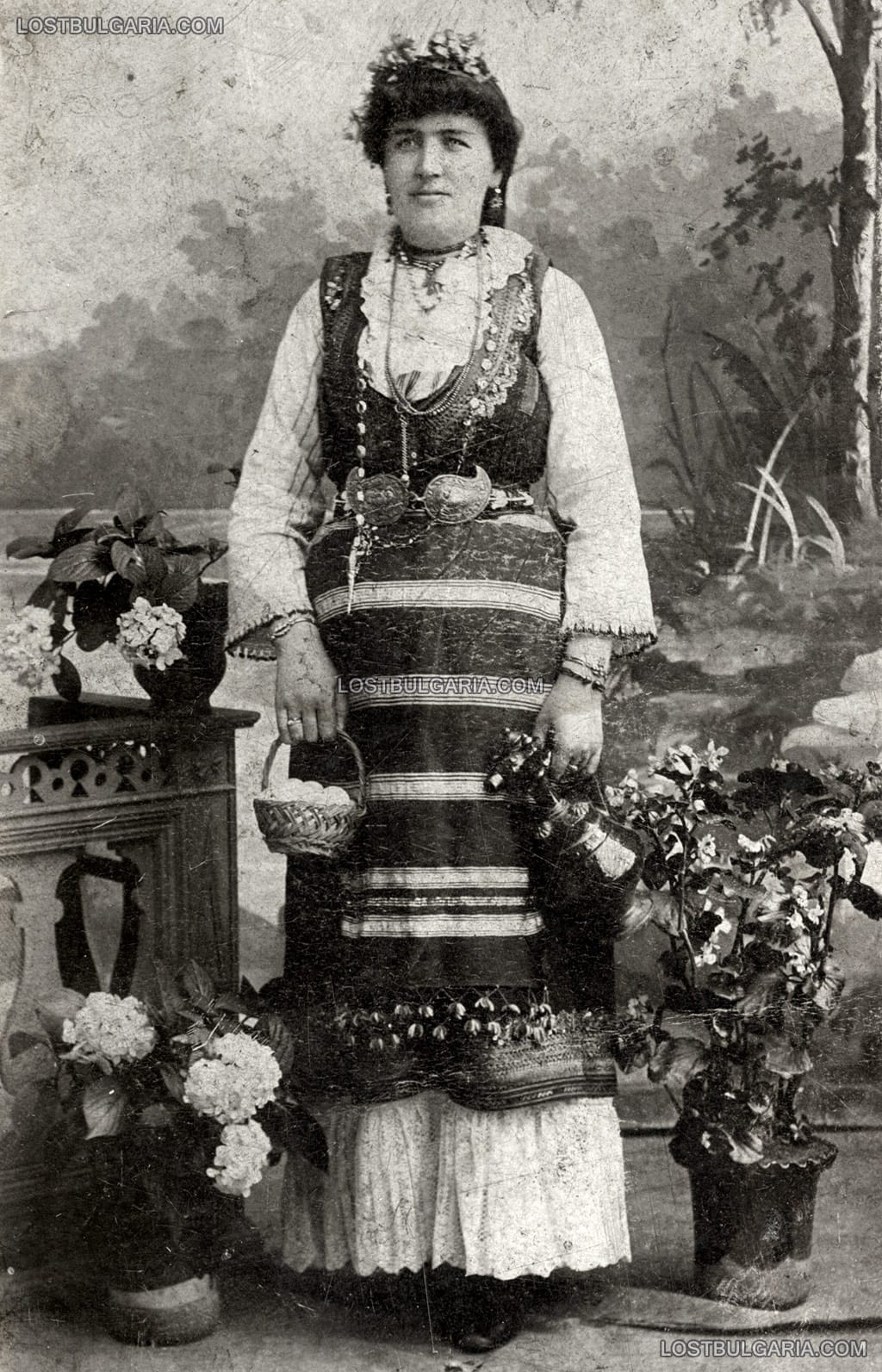 Студиен портрет на жена, облечена в народна носия, Самоков, края на XIX век