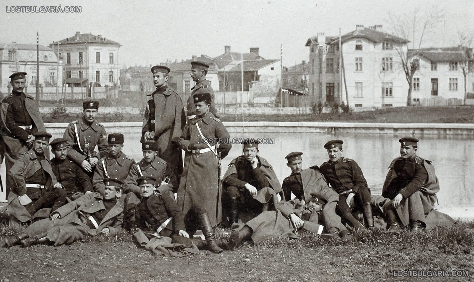 Юнкери от І и ІІ специални класове на 27 випуск на Военното на Н.В. училище пред езерото в парка на училището. Сред тях е и Владимир Заимов (четвърти от дясно на ляво), София, около 1905-6 г.