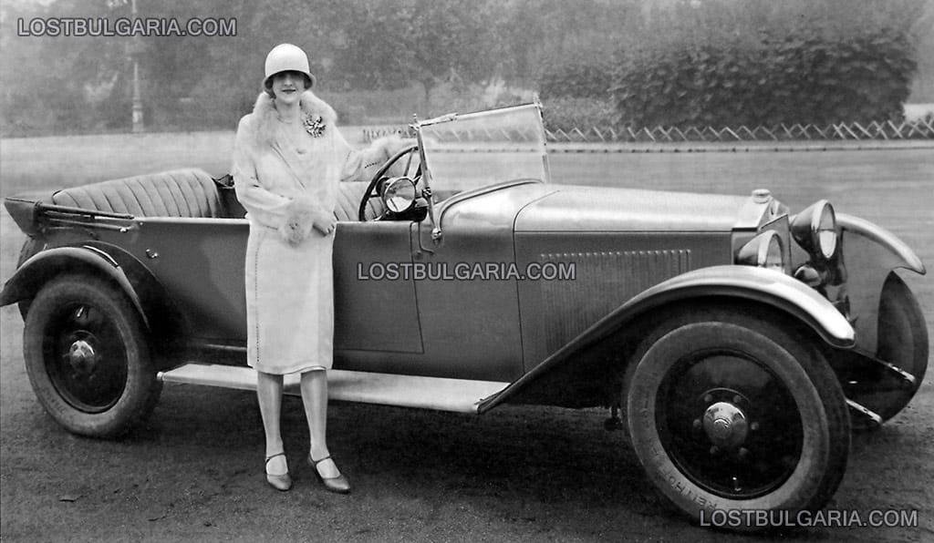 Елегантно облечена млада дама с автомобил Щаер тип XII (Steyr typ XII Phaeton), около 1928 г.