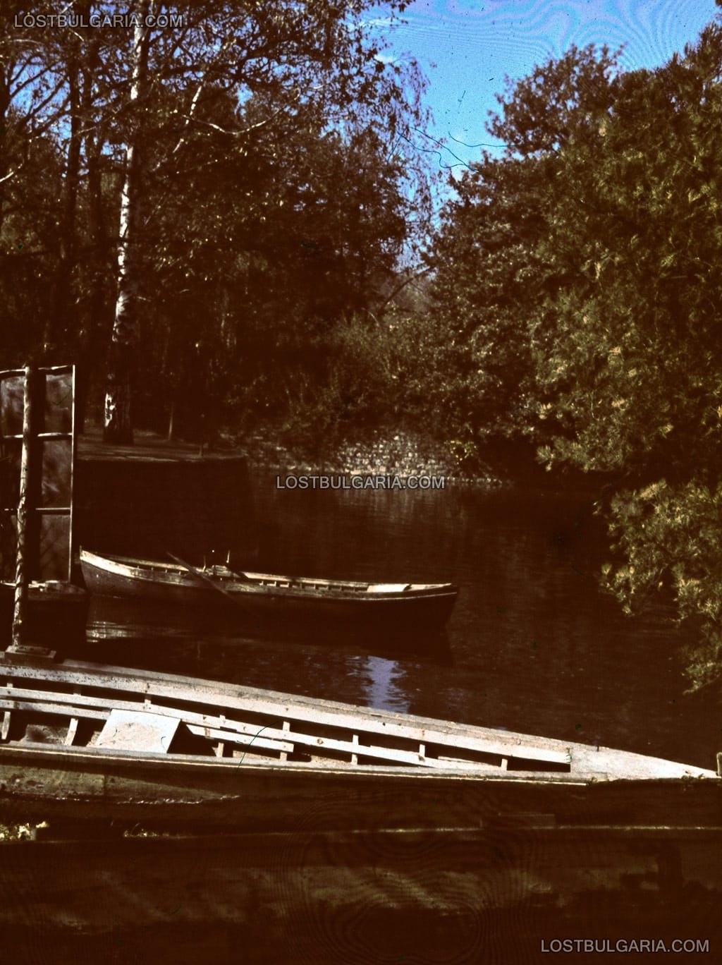 София, Борисовата градина, лодки за разходка в езерото "Ариана", най-близката е наречена "генер. Хр. Луков", цветен диапозитив AGFA, около 1943 г.