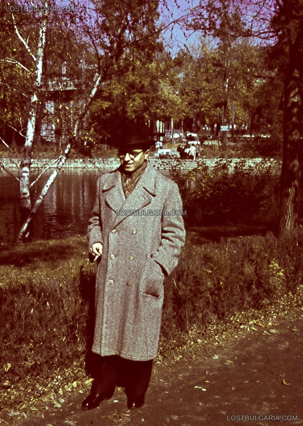 София, Борисовата градина, елегантно облечен мъж до езерото "Ариана", на заден план -  кръчмата на островчето, цветен диапозитив AGFA, около 1943 г.