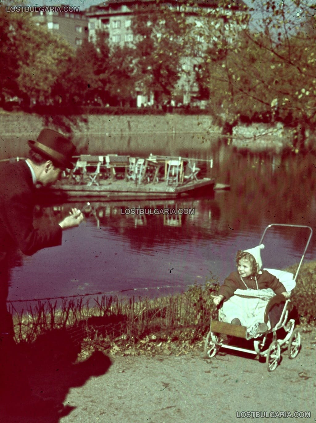 София, Борисовата градина, мъж и дете в количка до езерото "Ариана", на заден план -  Орлов мост, цветен диапозитив AGFA, около 1943 г.