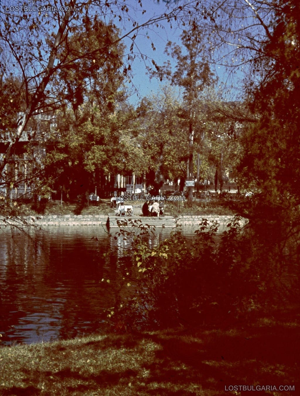 София, Борисовата градина, езерото "Ариана" и кръчмата на островчето, цветен диапозитив AGFA, около 1943 г.