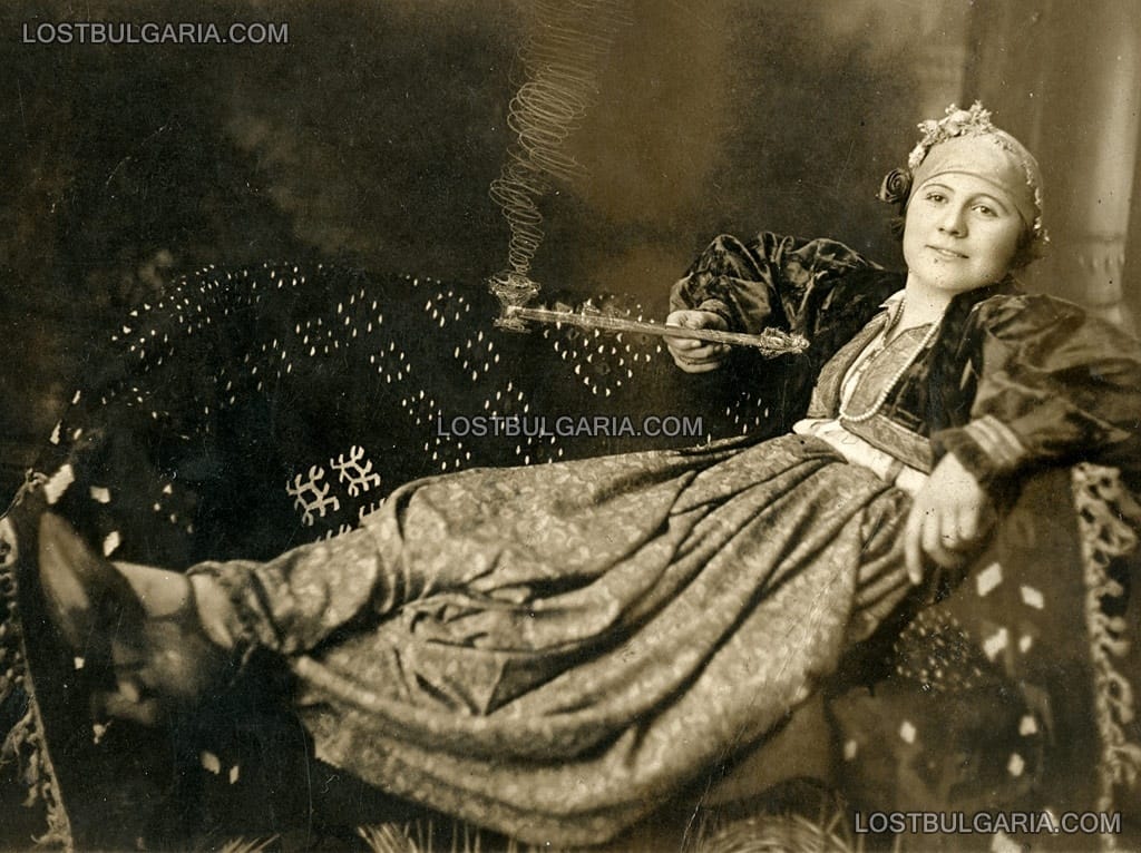 Портрет на млада жена, облечена в ориенталски костюм, град Ниш 1929 г.